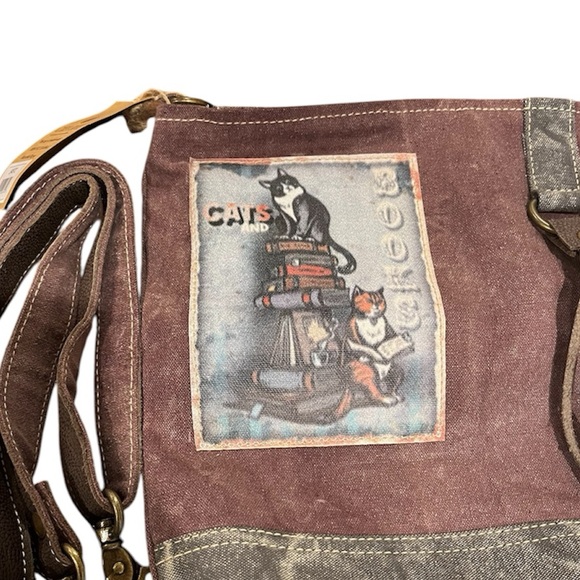 NWT Clea Ray Cats & Books Crossbody Bag - Picture 3 of 5